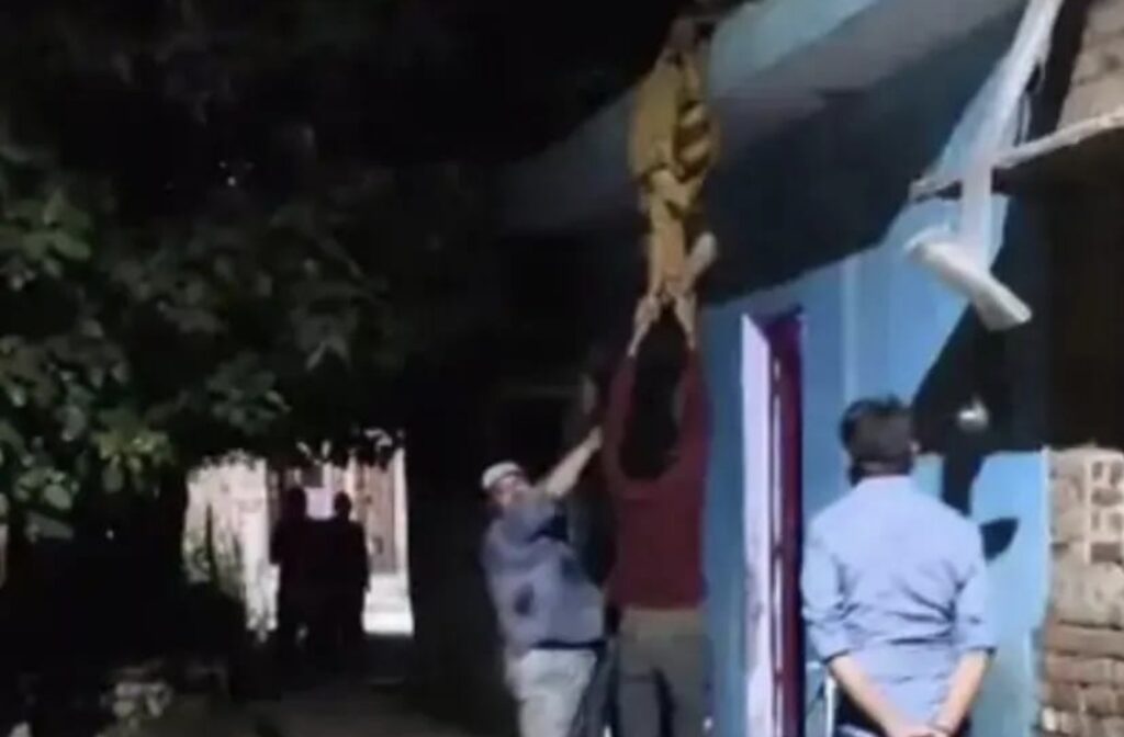 पत्नी को पीटकर छत से उल्टा लटकाया, चार के खिलाफ एफआईआर