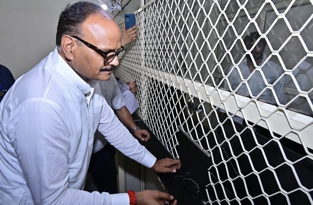 ड्राइविंग लाइसेंस रिन्यू कराने पहुंचे डिप्टी CM ब्रजेश पाठक