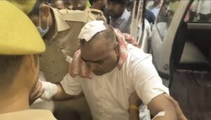 लखनऊ जेल में बंद पूर्व मंत्री गायत्री प्रजापति पर जानलेवा हमला।